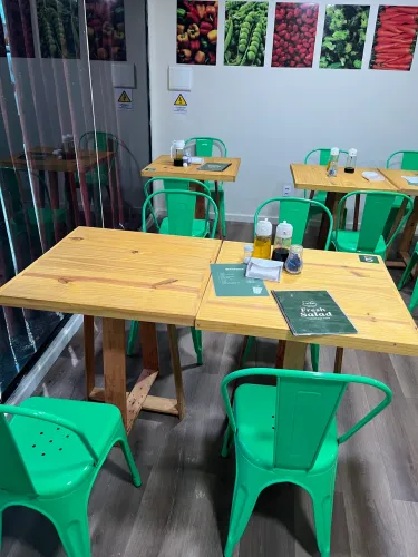 Vendo 12 mesas e 24 cadeiras novas.