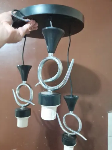 Suporte sofisticado  para lustre de sala
