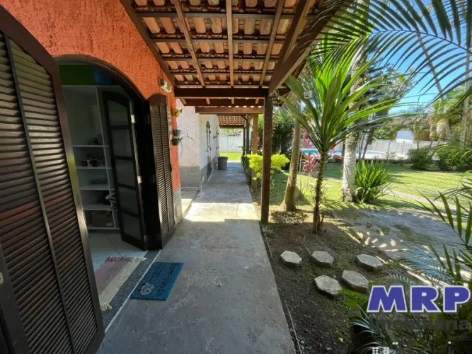 Casa tipo chalé em condomínio fechado com piscina em Ubatuba. Próximo as cachoeiras e da P