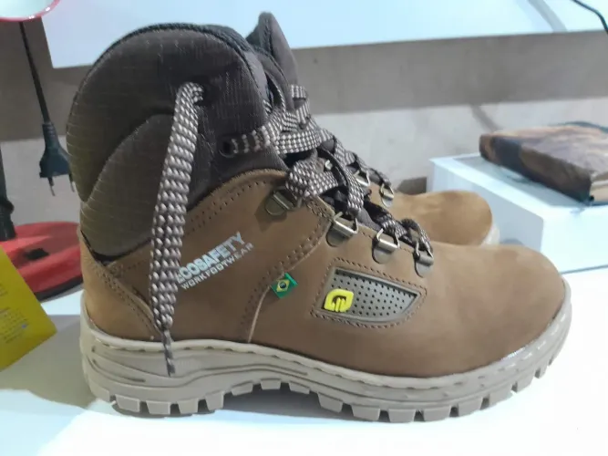 Vende-se essa bota masculinha novinha na etiqueta 