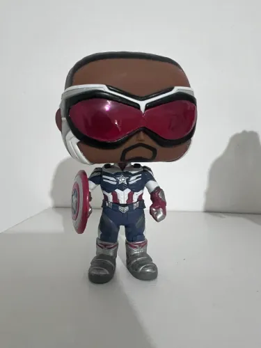 Funko pop capitão América com escudo versão Sam 