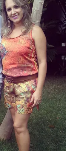 Vendo macacão muito estiloso !! Veste muito bem!!