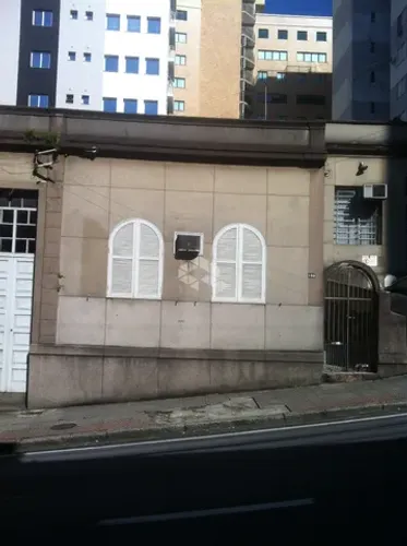 CASA COM 2 SALAS COMERCIAIS E 3 VAGAS - CENTRO FLORIANÓPOLIS/SC