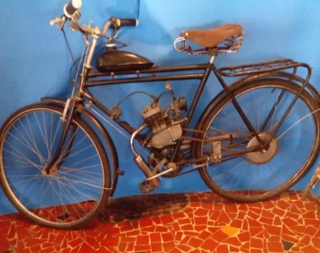 Bicicleta Hércules motorizada, aro 28, barra dupla, motor 2 tempos, ótimo estado. 