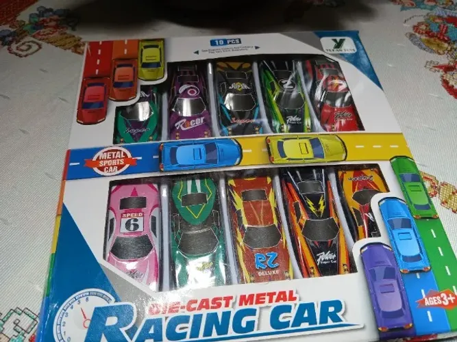 10 carrinhos de metal novos.