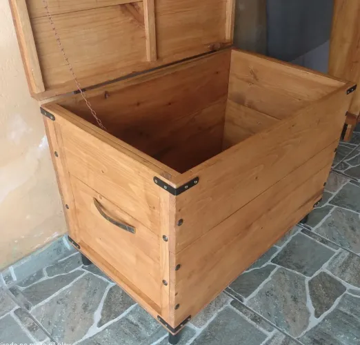 Baú rustico em madeira de pinus 