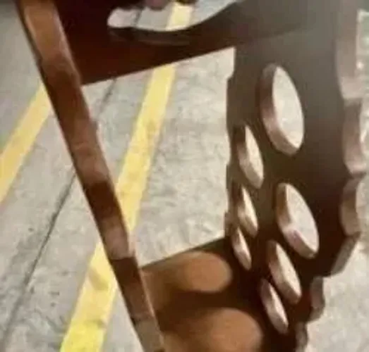Porta vinho em madeira, item pesado e todo trabalhado. 
