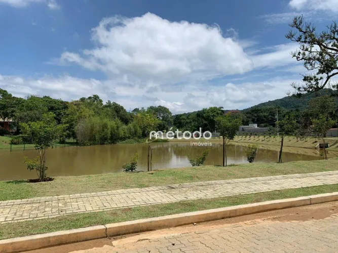 Lote plano de 500m² em condomínio de alto padrão com área verde e lago para pesca - R$550.
