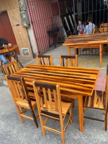 Conjunto de mesa com 6 cadeiras fixa