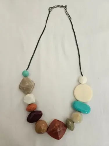 Colar de pedras coloridas (curto) <br>$ 26,00