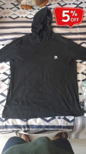 Camiseta hoodie pica pau bordado r branco