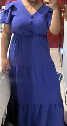 Vestido azul com babados e botões