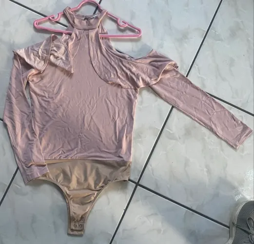Body rosê com babado e manga vazada - R$ 24,99 - TAM P 