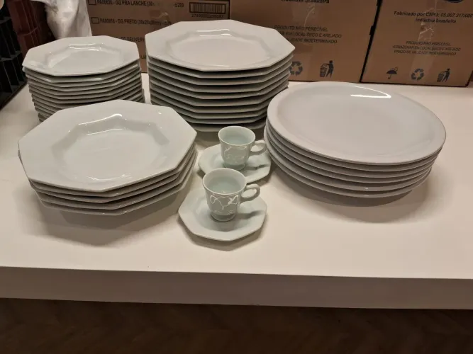 Conjunto de pratos e xícaras de porcelana schimdt