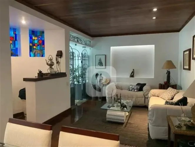Casa na Urca com 302 metros com 4 quartos e piscina.