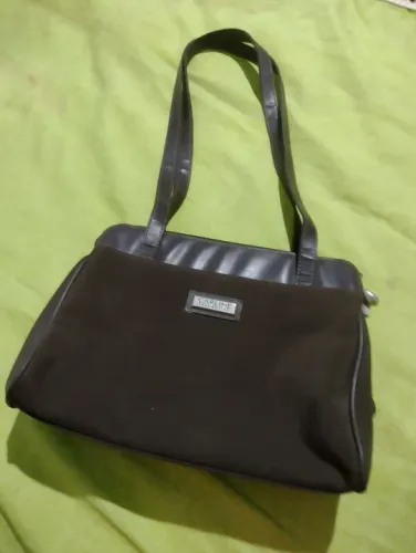 Bolsa de ombro com várias repartições