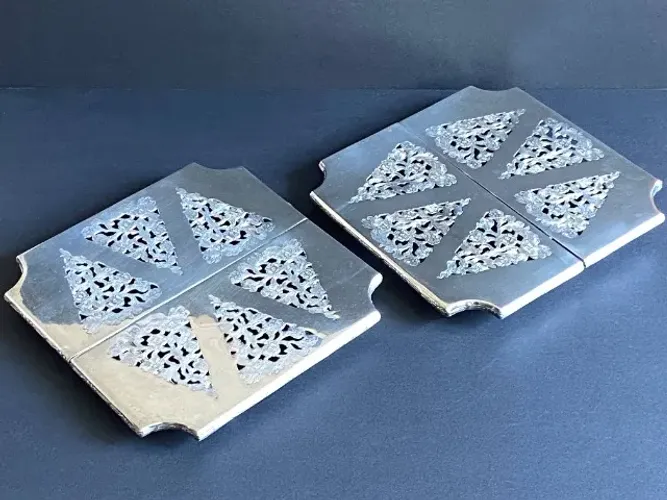 Descanso p/ travessas prata WOLFF com rodízios e movimento retrátil.25cm fechado 36 aberto