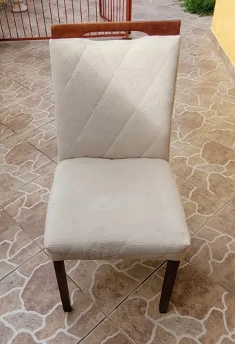 Conjunto com duas cadeiras estofadas