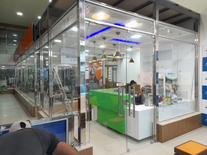 Balcão recepção em vidro e metal para consultório