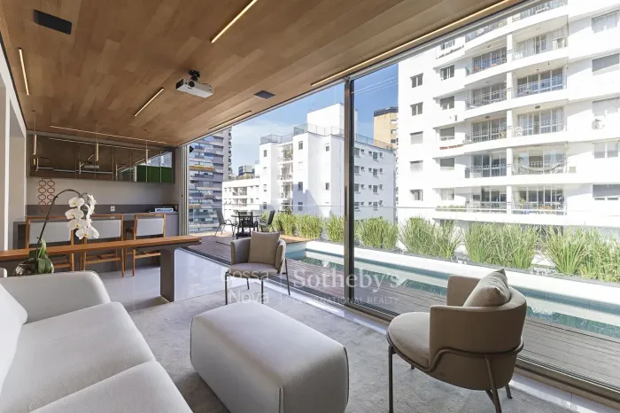 Cobertura contemporânea com piscina assinada por Arthur Casas no Itaim
