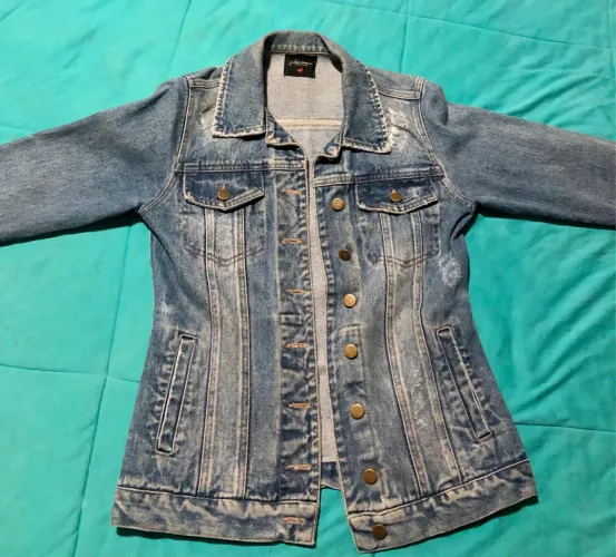Jaqueta Jeans marca J CHERMANN, feminina, novíssima, sem nenhum sinal de uso.