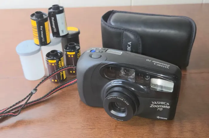 Câmera Yashica Zoomate 70 (acompanha 4 filmes da kodak, case e cordinha,e 2 pilhas AA)