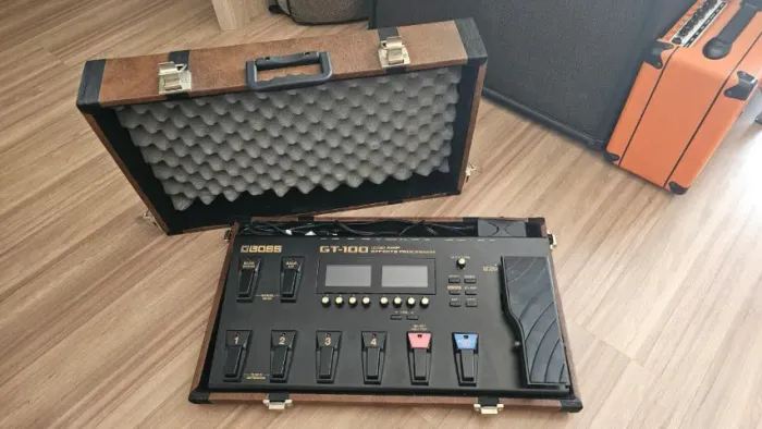 BOSS GT-100 + Case rígido / Base