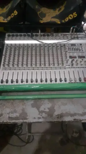 Mesa de Som Behringer R$ 700
