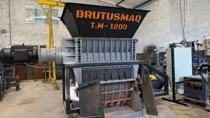 Triturador de Madeira Industrial com Moinho Martelo Acoplado