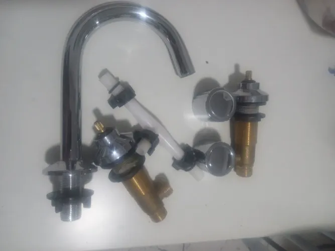 Torneira com misturador Docol para pia de banheiro.
