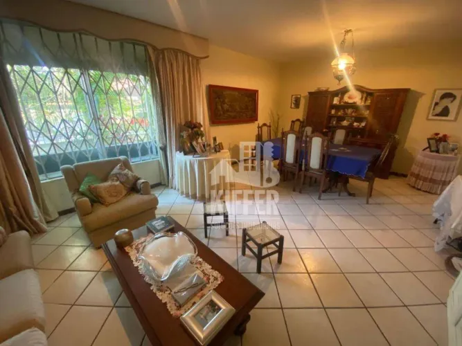São Francisco: Casa Linear com 4 Quartos e Churrasqueira