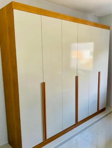 Guarda-Roupa Moderno com Design Elegante