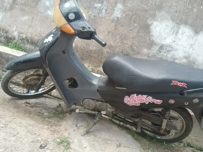 Biz 100 ano 2005 de leilão rodando  