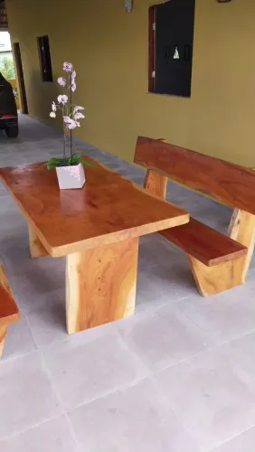 Conjunto de mesa e banco de madeira maciça