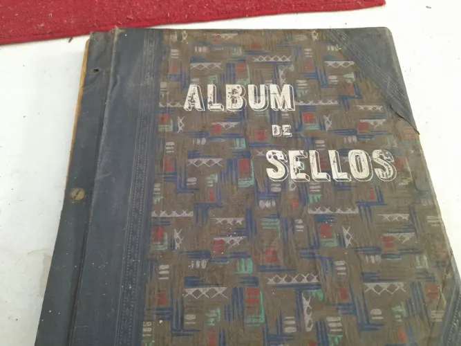 Álbum de Selos Antigo - Colecionador
