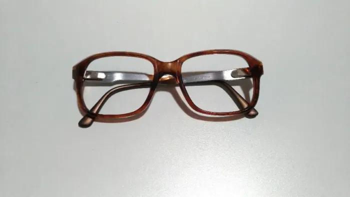 Armação LuxOptical em acetato e metal