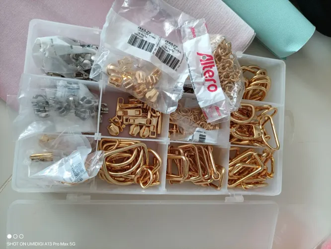 Sintéticos, ferragens, linhas e vários itens para fabricação de bolsas e etc.