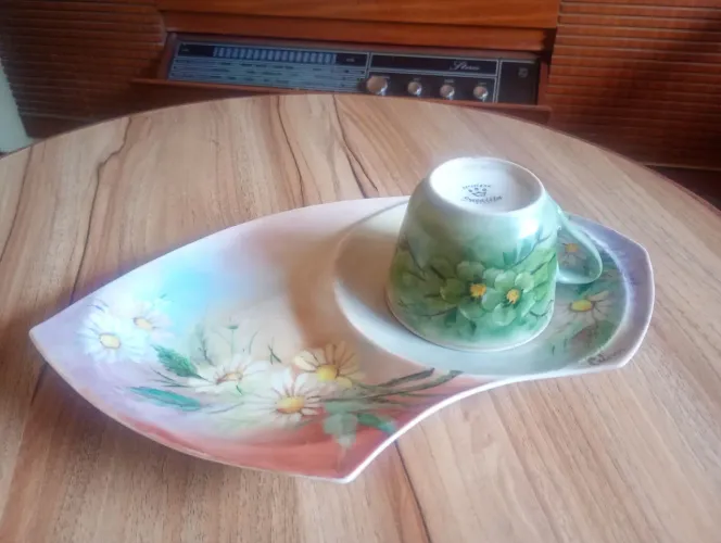 Xícara de louça pintada à mão