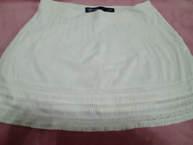 Saia Hering num 36, com forro, com bordados na parte da frente