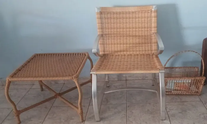 Conjunto de mesa, cadeira de vime e porta revistas...