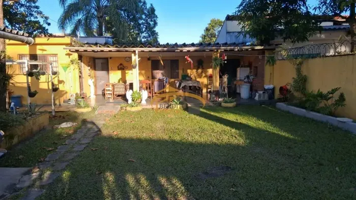 Casa para venda, Itanhaém, com 3 dormitórios, quintal amplo com 6 vagas de garagens. Estud
