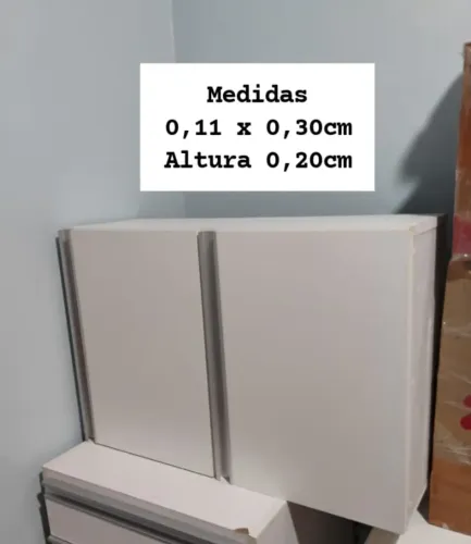 Armário com 2 portas medindo 0,30cmx0,20cmx0,11cm