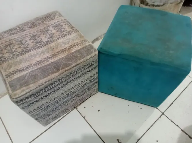 Pufes para descansar os pés ou sentar