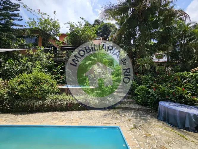 Venha viver em um verdadeiro paraíso verde no Condomínio Verde Vale! Esta casa em condomín