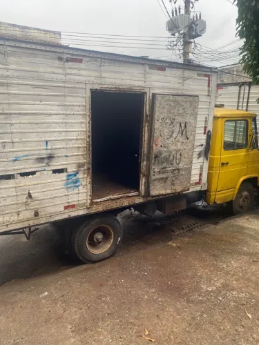 Caminhão Baú 608