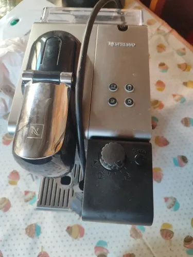 Cafeteira Nespresso com reservatório água e leite