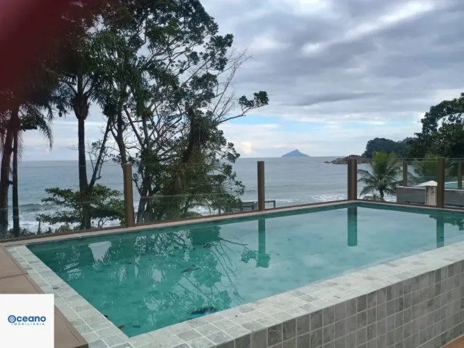 Casa nova em condomínio frente ao mar em Camburizinho
