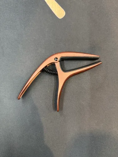 Capotraste Ernie Ball Axis Bronze