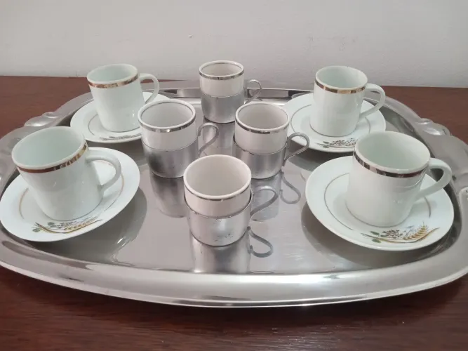Jogo de xícaras de cafezinho em porcelana com a bandeja de inox.