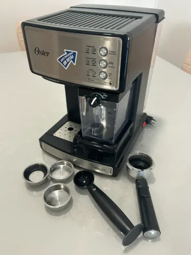 Cafeteira Espresso Oster PrimaLatte Inox | Com ressalva no sistema de leite